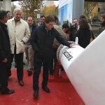 El alcalde de Madrid, Martínez-Almeida, visita en el Paseo de la Castellana una pala de aerogenerador . Foto: Rubén Mondelo.