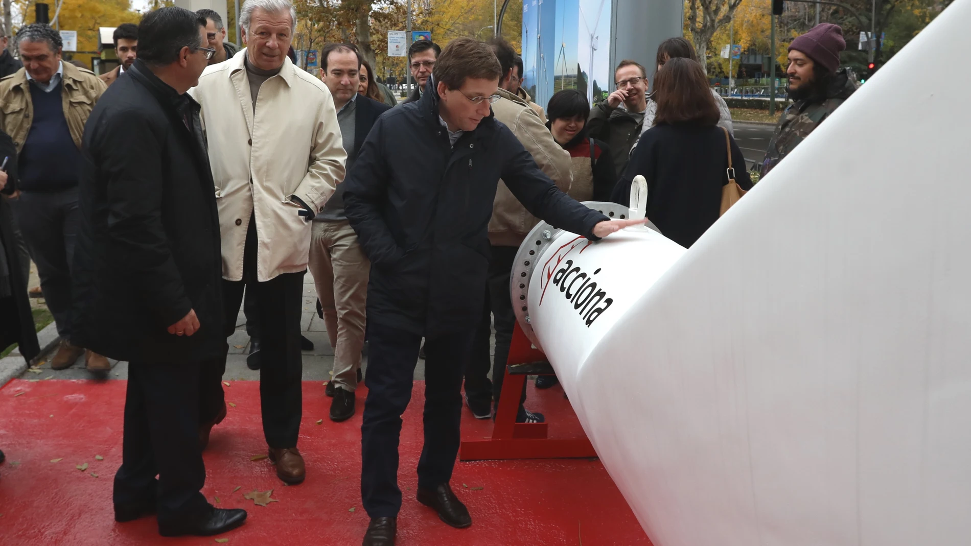 El alcalde de Madrid, Martínez-Almeida, visita en el Paseo de la Castellana una pala de aerogenerador . Foto: Rubén Mondelo.