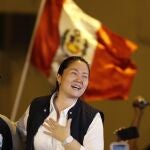 Keiko Fujimori, la líder de la oposición en Perú, salió este viernes de la cárcel y fue recibida entre vítores de cientos de seguidores que armaron una fiesta frente al centro penitenciario con globos e incluso fuegos artificiales. EFE/Paolo Aguilar