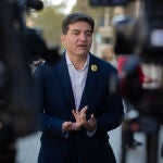 El presidente de ERC en el Parlament, Sergi Sabrià (ERC) declara ante los medios, portando una chapa amarilla en la solapa de su chaqueta con el mensaje de "free catalan political prisoners now" (liberad a presos políticos calanes ahora), en Barcelona. Foto: David Zorrakino / Europa Press30/11/2019