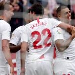 Los jugadores del Sevilla celebran el gol del defensor brasileño Diego Carlos (d) ante el Leganés