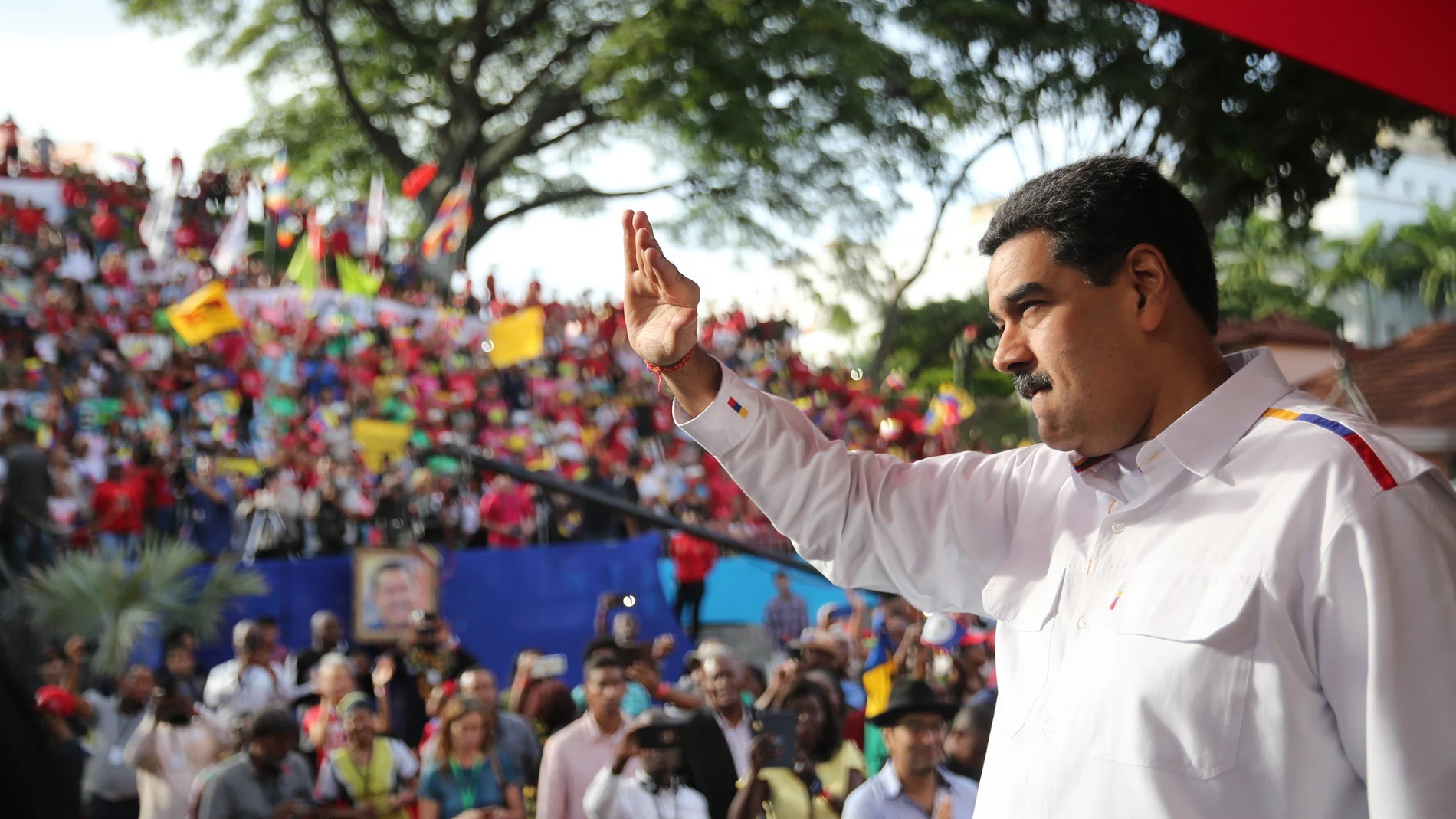 AME3874. CARACAS (VENEZUELA), 12/11/2019.- Fotografía cedida por prensa de Miraflores donde se observa a el Presidente de Venezuela, Nicolás Maduro, en un acto de gobierno el 12 de noviembre de 2019, en Caracas (Venezuela). Maduro instó al alto mando militar de Bolivia a restituir en el poder a Evo Morales, quien renunció a la Presidencia del país andino el pasado domingo 10 de noviembre por petición de militares y policías. EFE / PRENSA MIRAFLORES / NO VENTAS / SOLO USO EDITORIAL