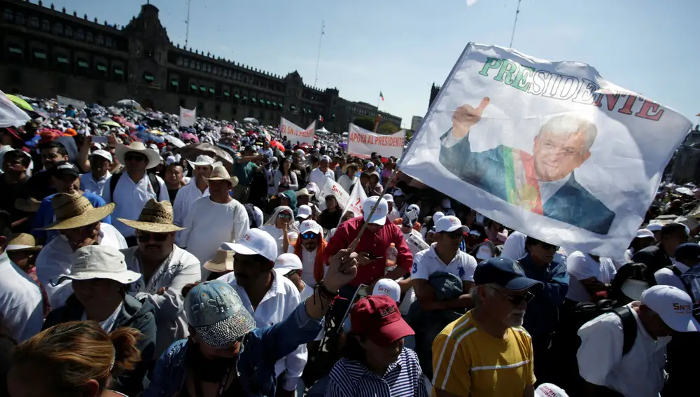 Seguidores de AMLO en el primer aniversario de su Gobierno en la Plaza Zócalo en Ciudad de Méjico. REUTERS/Daniel Becerril