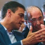 GRAF7641. BARCELONA, 09/10/2019.- El presidente del Gobierno en funciones, Pedro Sánchez (i), conversa con el primer secretario de los socialistas catalanes, Miquel Iceta, durante un acto político, este miércoles en Barcelona. EFE/ Quique García