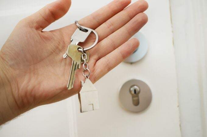 Una persona sujeta las llaves de una vivienda