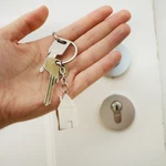 Una persona sujeta las llaves de una vivienda