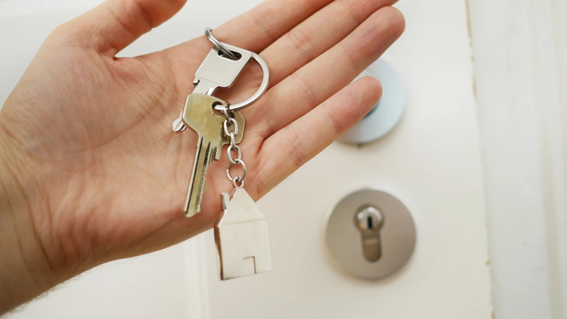 Una persona sujeta las llaves de una vivienda