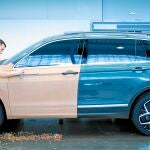 Inicialmente, se utilizan herramientas como una fresadora, que crea el volumen inicial, y luego los modeladores emplean sus manos, espátulas o rascadores para dar forma a este primer coche físico