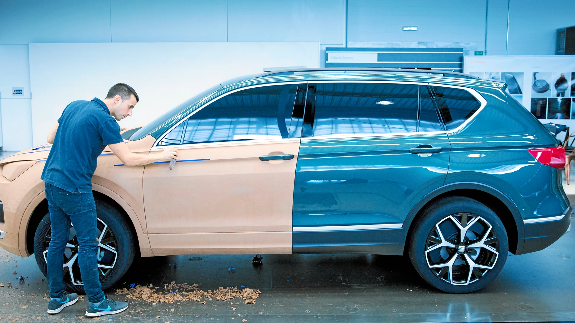 Inicialmente, se utilizan herramientas como una fresadora, que crea el volumen inicial, y luego los modeladores emplean sus manos, espátulas o rascadores para dar forma a este primer coche físico