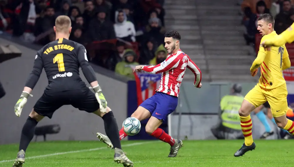 El defensa del Atlético de Madrid, Mario Hermoso durante una jugada frente el portero del F. C. Barcelona Marc-André ter Stegen.