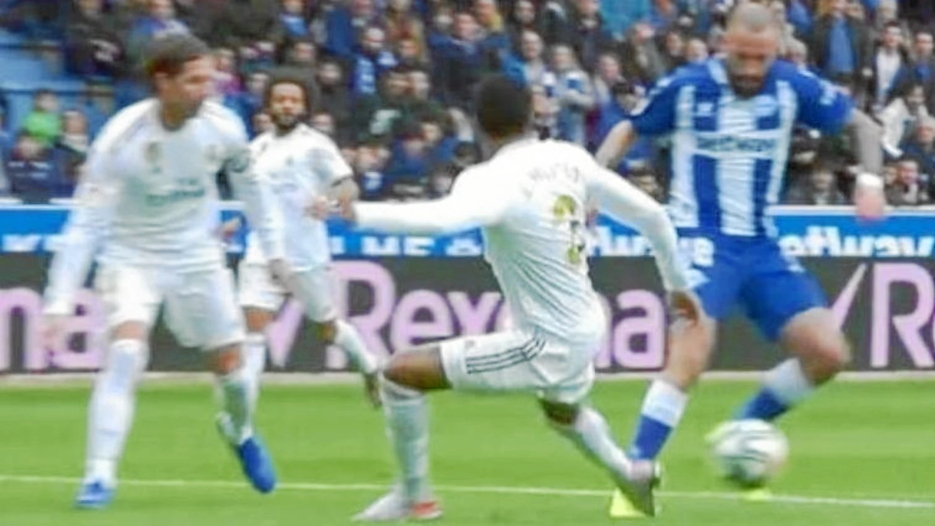 ¿Penalti de MILITAO a ALEIX VIDAL?