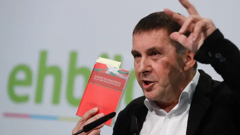 GRAFCAV791. SAN SEBASTIÁN (GIPUZKOA), 02/12/2019.- El coordinador general de EH Bidu, Arnaldo Otegi, muestra un ejemplar del Plan Ibarretxe en una comparecencia celebrada este lunes en San Sebastián en el receso de la reunión en la que la Mesa Política de su coalición analizará la actualidad relacionada con el denominado "nuevo estatus político" vasco . EFE/Juan Herrero.