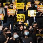Miles de manifestantes se congregaron hoy en el centro de Hong Kong para mostrar su rechazo al gobierno prochino de la excolonia británica
