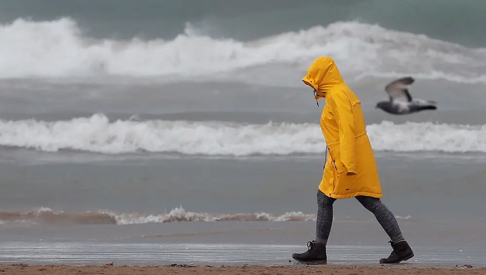 Una persona pasea por la playa de la Malvarrosa