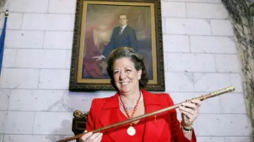 Rita Barberá, muestra el bastón de mando durante la sesión constitutiva del Ayuntamiento en 2007