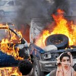 Egipcios junto a un coche quemado ayer en El Cairo