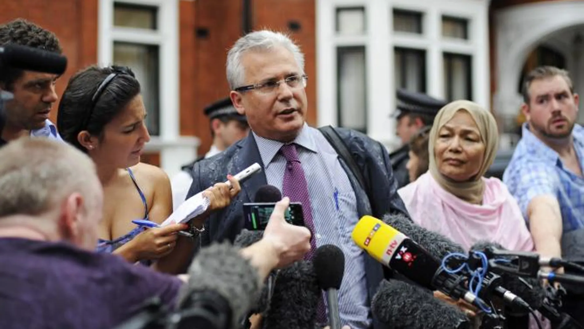 Garzón planea llevar a la Corte Internacional el «caso Assange»