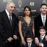 Lionel Messi, Antonella Roccuzzo y sus hijos Thiago y Mateo, junto a Stoichkov en la gala del último Balón de Oro
