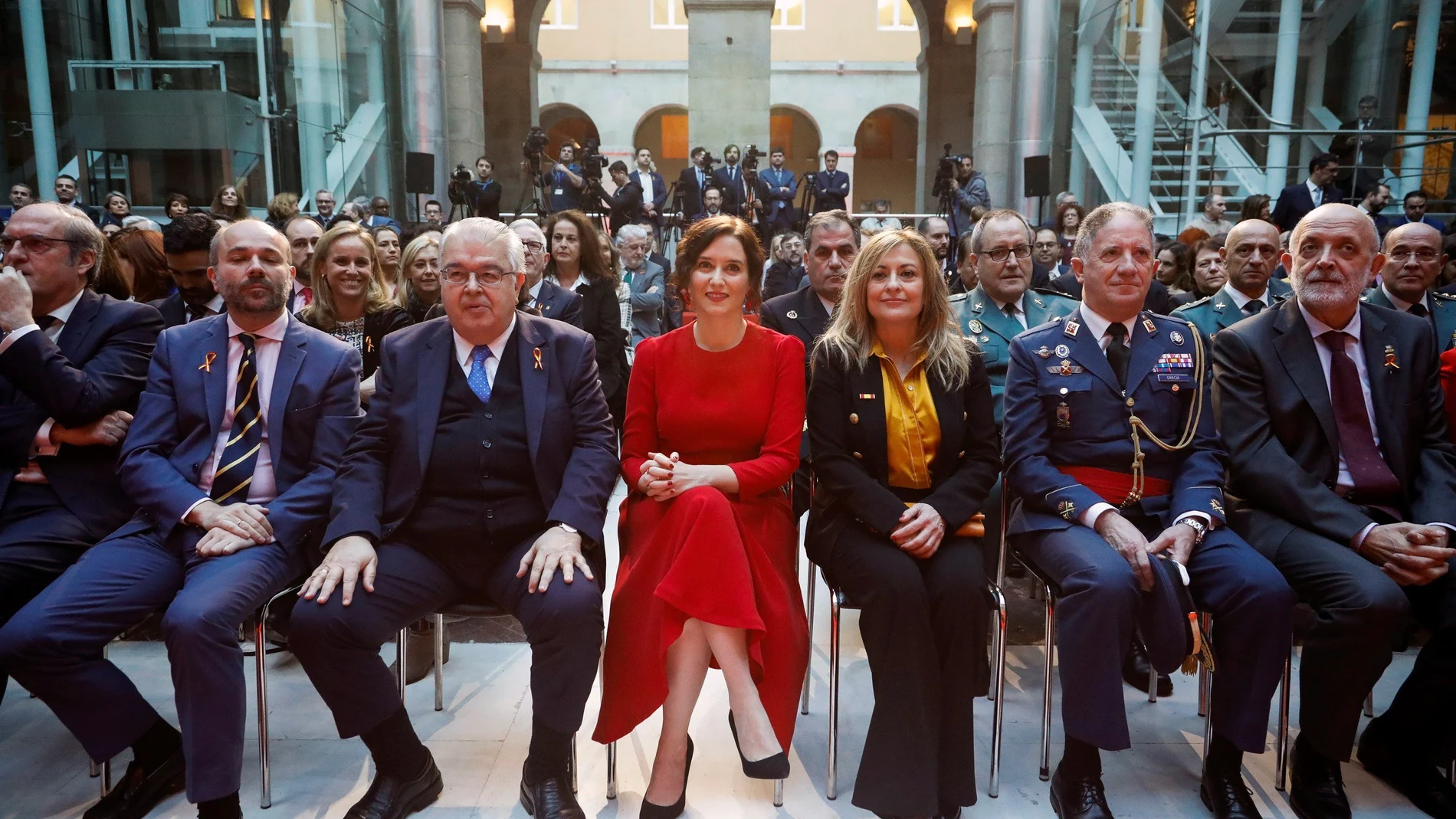 La presidenta de Madrid, Isabel Díaz Ayuso presidió esta mañana su primer acto institucional con motivo del Día de la Constitución