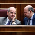 Manuel Chaves y Gaspar Zarrías, para quienes el fiscal ha solicitado de nuevo su imputación. Foto: Alberto R. Roldán