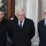El alcalde de Londres, Sadiq Khan (izquierda); el primer ministro, Boris Johnson, y el líder laborista, Jeremy Corbyn (derecha), en la vigilia por las víctimas del Puente de Londres del pasado viernes