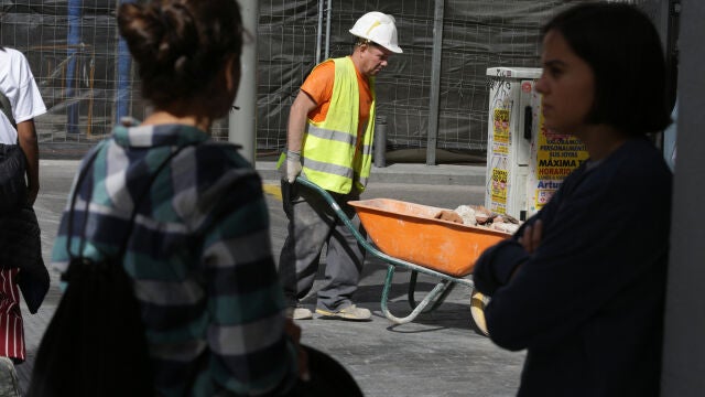 Trabajador de una obra en la Calle Gran Vía de Madrid