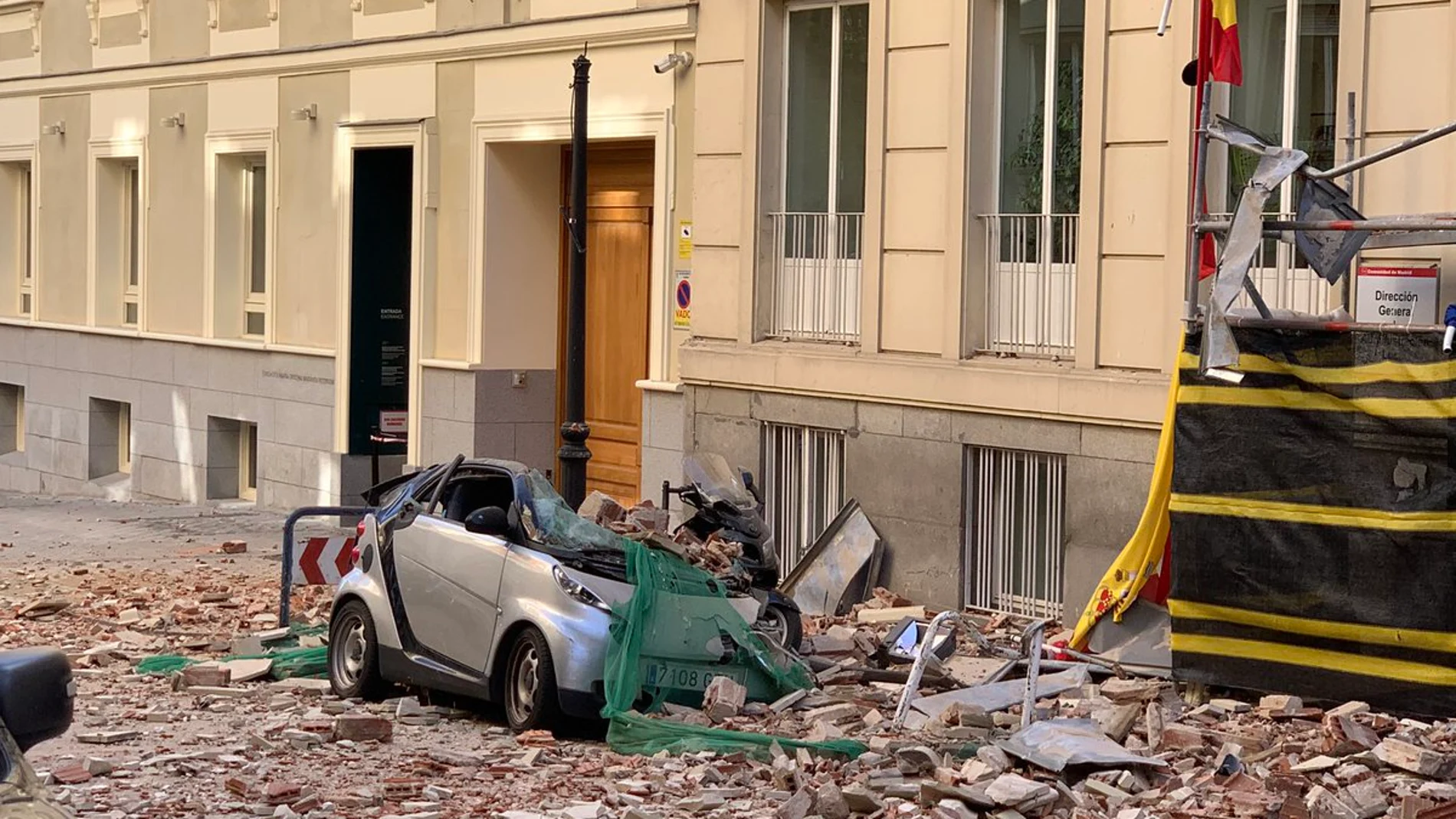 Derrumbe de una cornisa de un edificio en la calle Alcalá Galiano