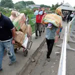 Venezolanos cruzan el paso de San Antonio tras comprar alimentos en Colombia