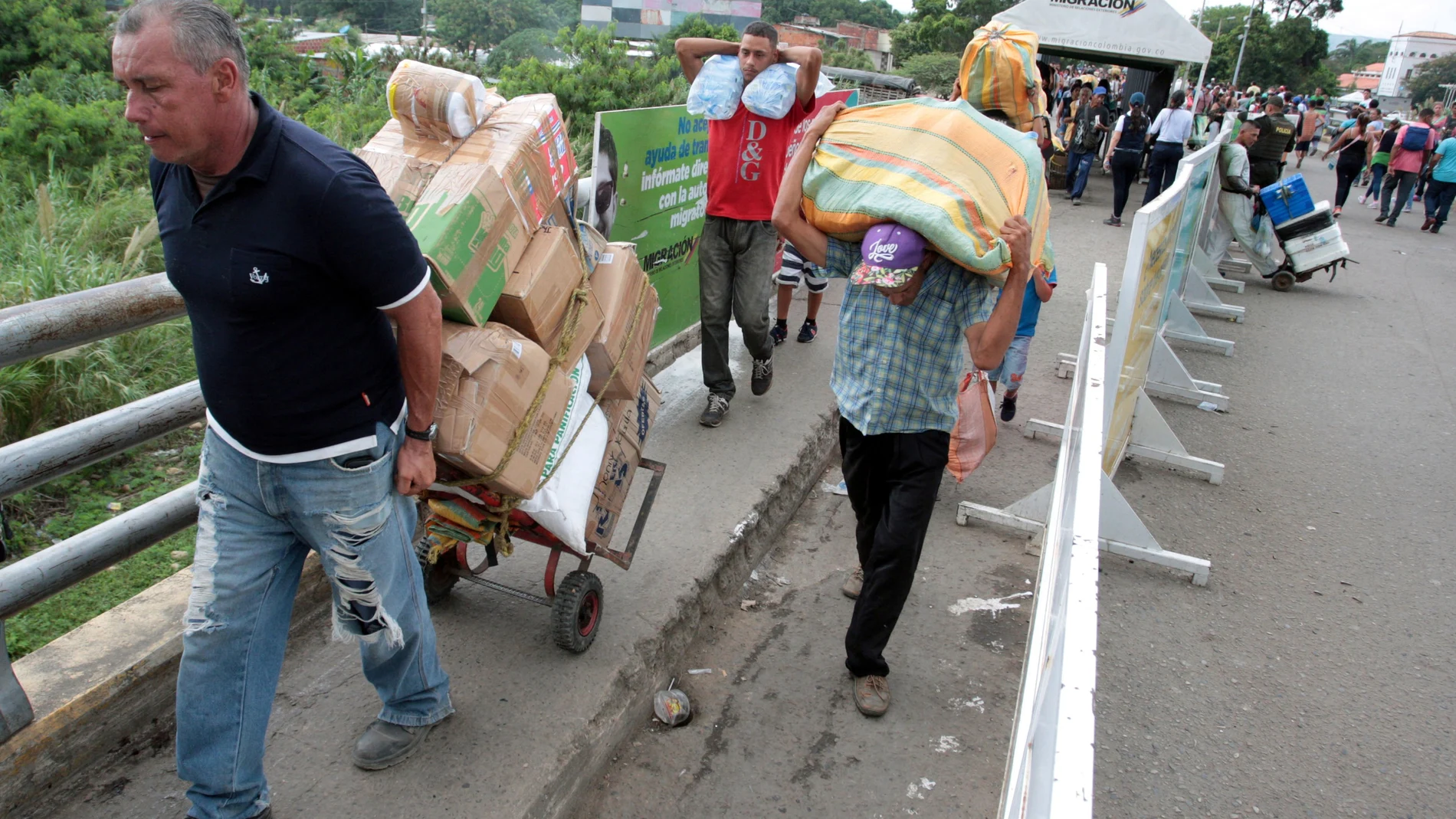 Venezolanos cruzan el paso de San Antonio tras comprar alimentos en Colombia