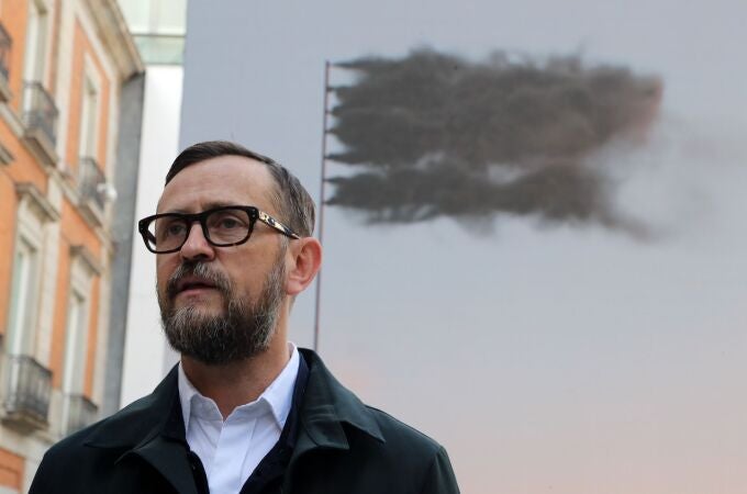 John Gerrard durante la presentación de "Western Flag" en el patio del Thyssen