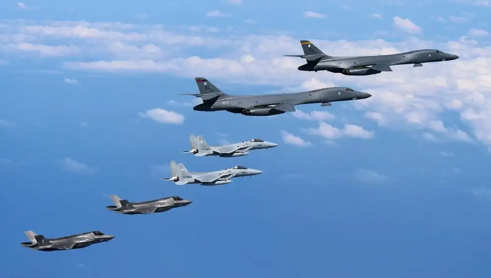 Aviones de combate F-35 del Cuerpo de Marines estadounidenses &quot;Lightning II&quot;con destino al aeródromo estadounidense Iwakuni (Japón), vuelan junto a dos bombarderos estadounidenses B-1B
