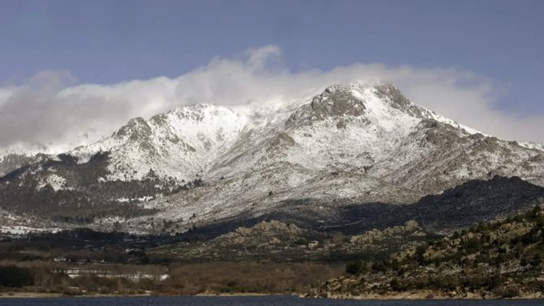 Imagen del pico de La Maliciosa nevado, en la Sierra de Guadarrama