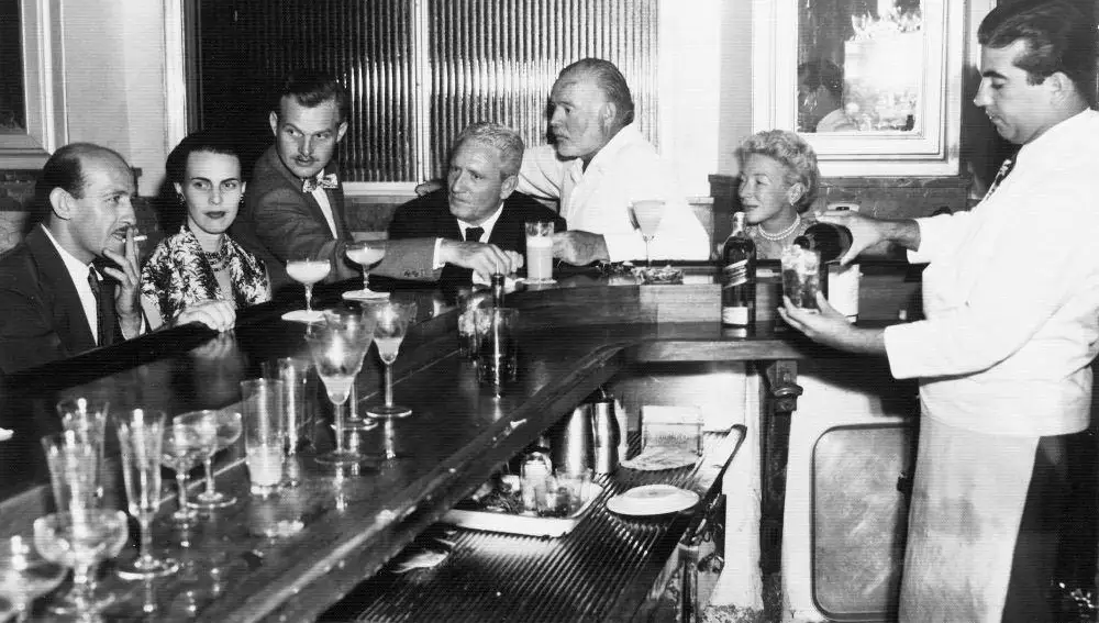 Ernest Hemingway sentada con amigos en el Bar &quot;La Florida&quot; en la Habana