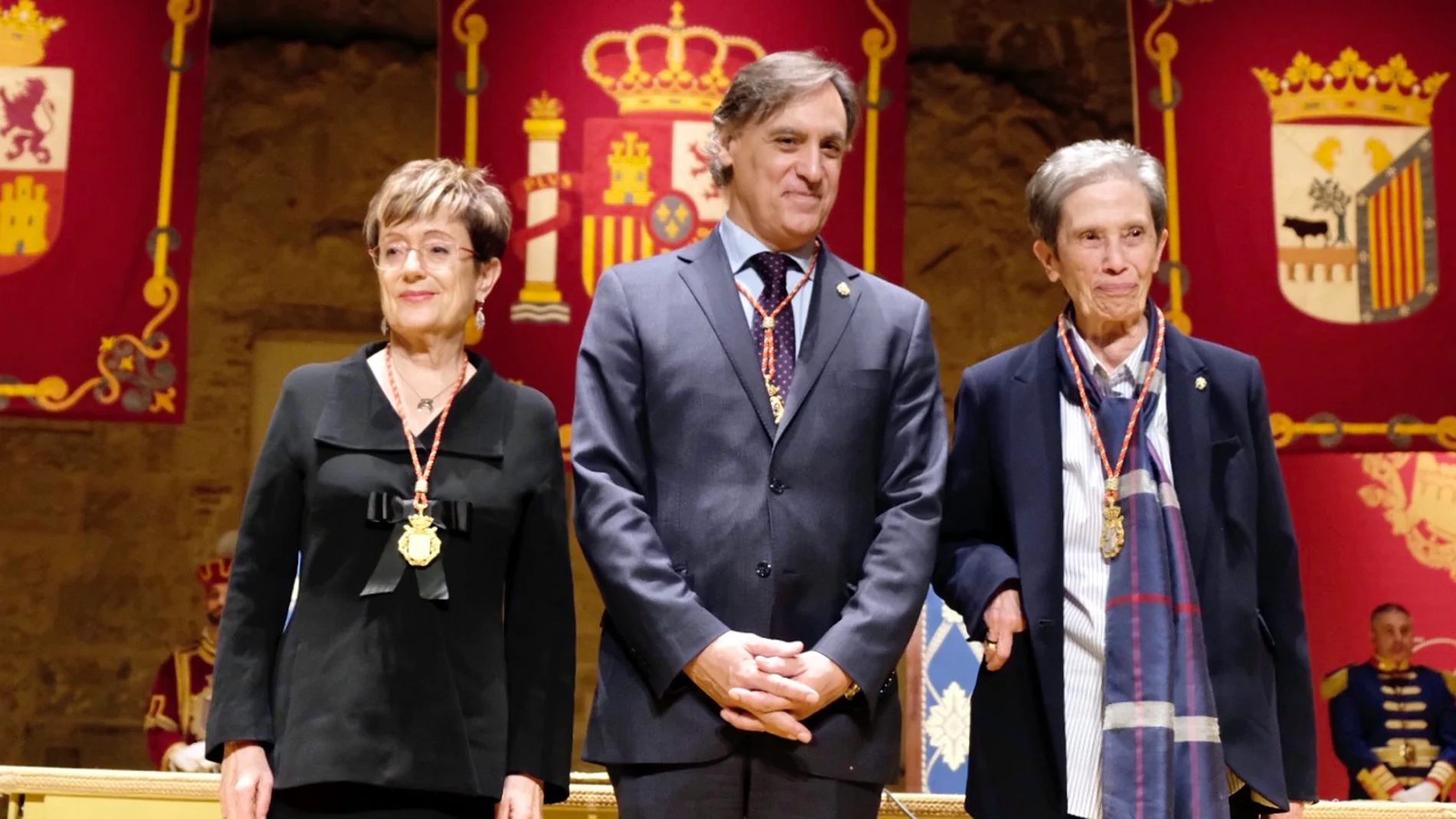 El alcalde de Salamanca entrega las medallas de oro de la ciudad al Centro de Estudios Salmantinos y a Cáritas. En la imagen el alcalde junto a la presidenta del CES, María Jesús Mancho y a Carmen Calzada de Cáritas Salamanca