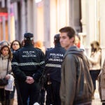 Una patrulla de la Policía Local, de ronda por la zona comercial de Valencia