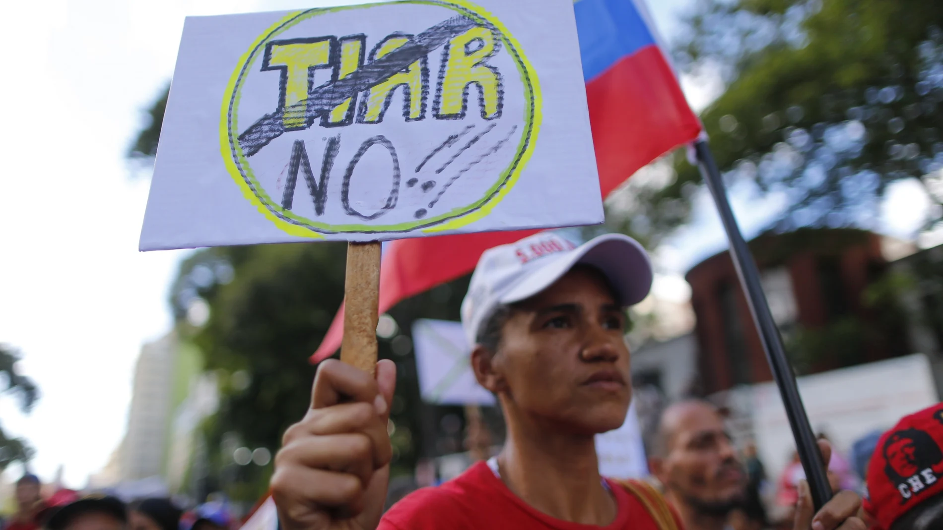 Un manifestante en contra del TIAR, en Caracas