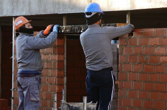 Dos albañiles trabajan en una obra en Valladolid