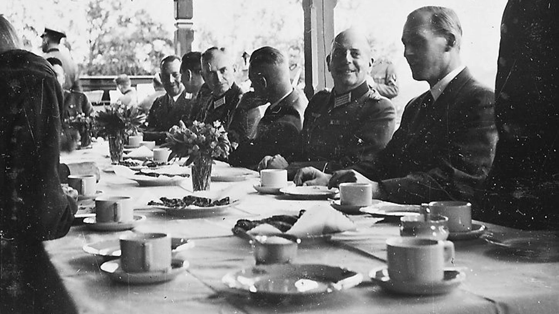 Un grupo de miembros del partido nazi fotografiado en Noruega en 1942 degustando café al término de una comida