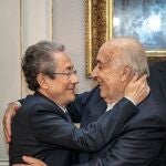 GRAFCVA294. VALENCIA, 03/12/2019.- El nuevo síndic de Greuges de la Comunitat Valenciana, Ángel Luna (i), es felicitado por su predecesor en el cargo José Cholbi, tras el acto de toma de posesión. EFE/Biel Aliño