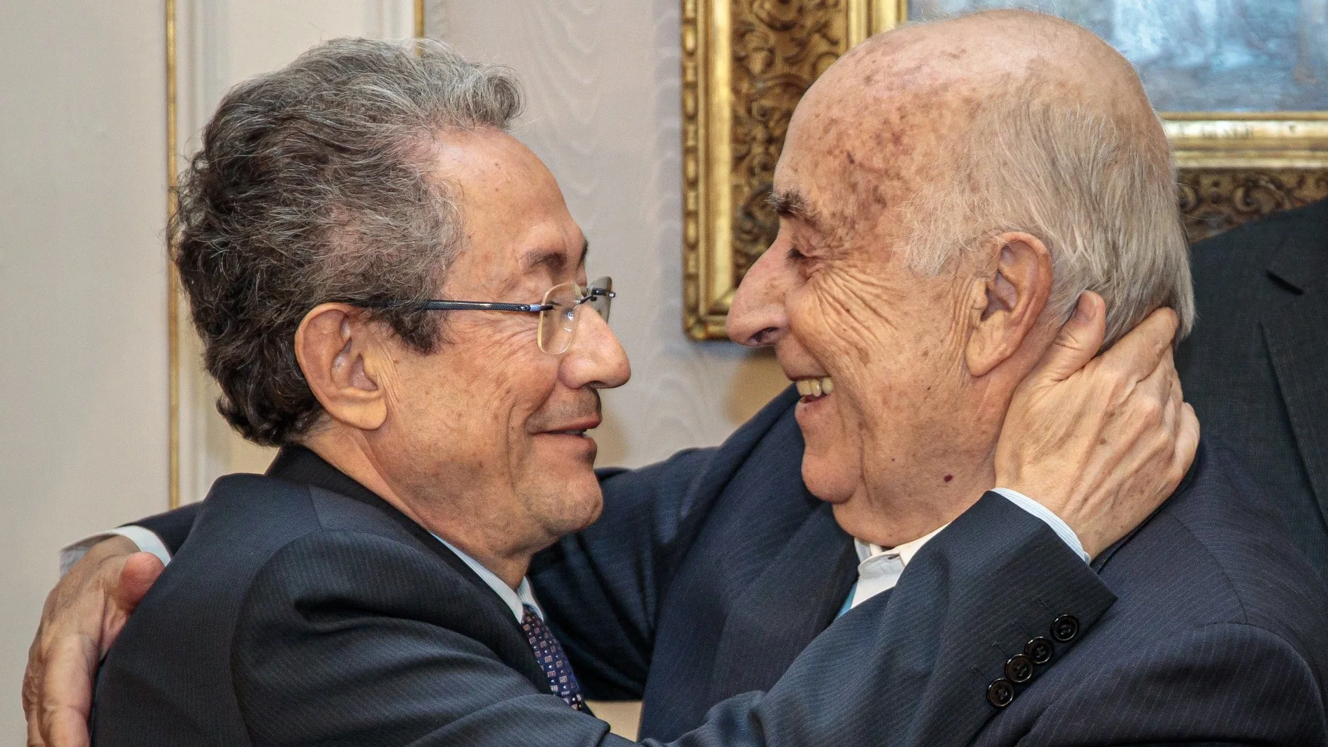 GRAFCVA294. VALENCIA, 03/12/2019.- El nuevo síndic de Greuges de la Comunitat Valenciana, Ángel Luna (i), es felicitado por su predecesor en el cargo José Cholbi, tras el acto de toma de posesión. EFE/Biel Aliño