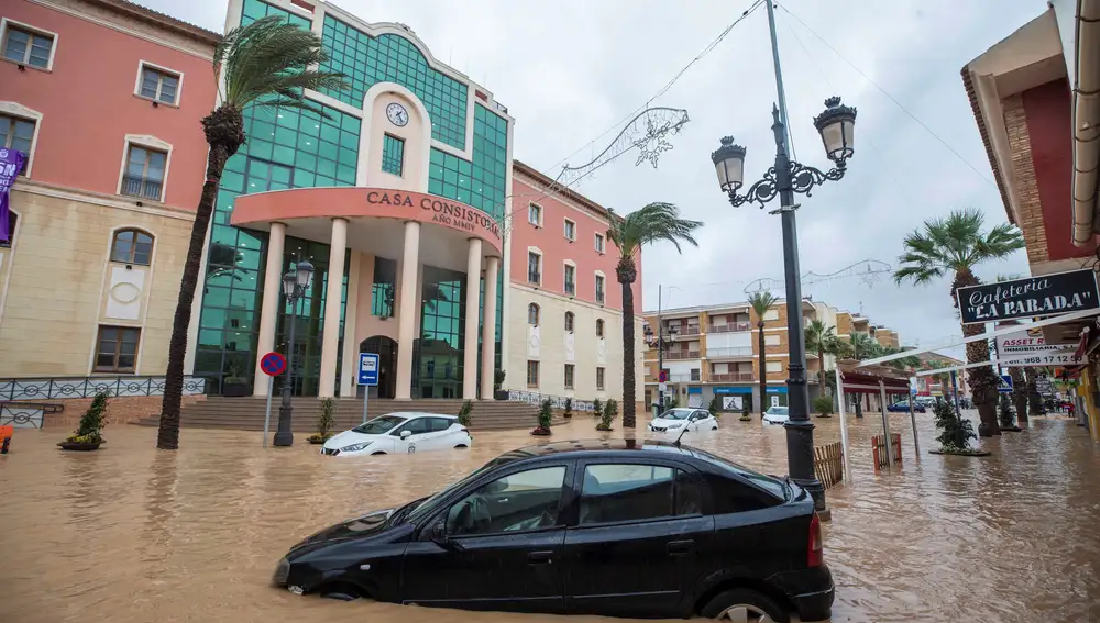 Varios coches atrapados por en el agua a causa de las fuertes lluvias caídas en septiembre en el Campo de Cartagena. El temporal de lluvia, oleaje y vientos costeros, que ha tenido intensidad torrencial con precipitaciones de hasta 100 litros por metro cuadrado en doces horas y ha afectado sobre todo a Murcia, se desplazará desde esta noche al norte de la Comunidad Valenciana, Cataluña y Baleares. EFE/Marcial Guillén