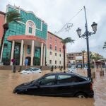Varios coches atrapados por en el agua a causa de las fuertes lluvias caídas en septiembre en el Campo de Cartagena. El temporal de lluvia, oleaje y vientos costeros, que ha tenido intensidad torrencial con precipitaciones de hasta 100 litros por metro cuadrado en doces horas y ha afectado sobre todo a Murcia, se desplazará desde esta noche al norte de la Comunidad Valenciana, Cataluña y Baleares. EFE/Marcial Guillén