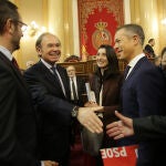 Pilar Llop y Ander Gil del Psoe son saludados por Pio Garcia Escudero y Javier Maroto del PP.