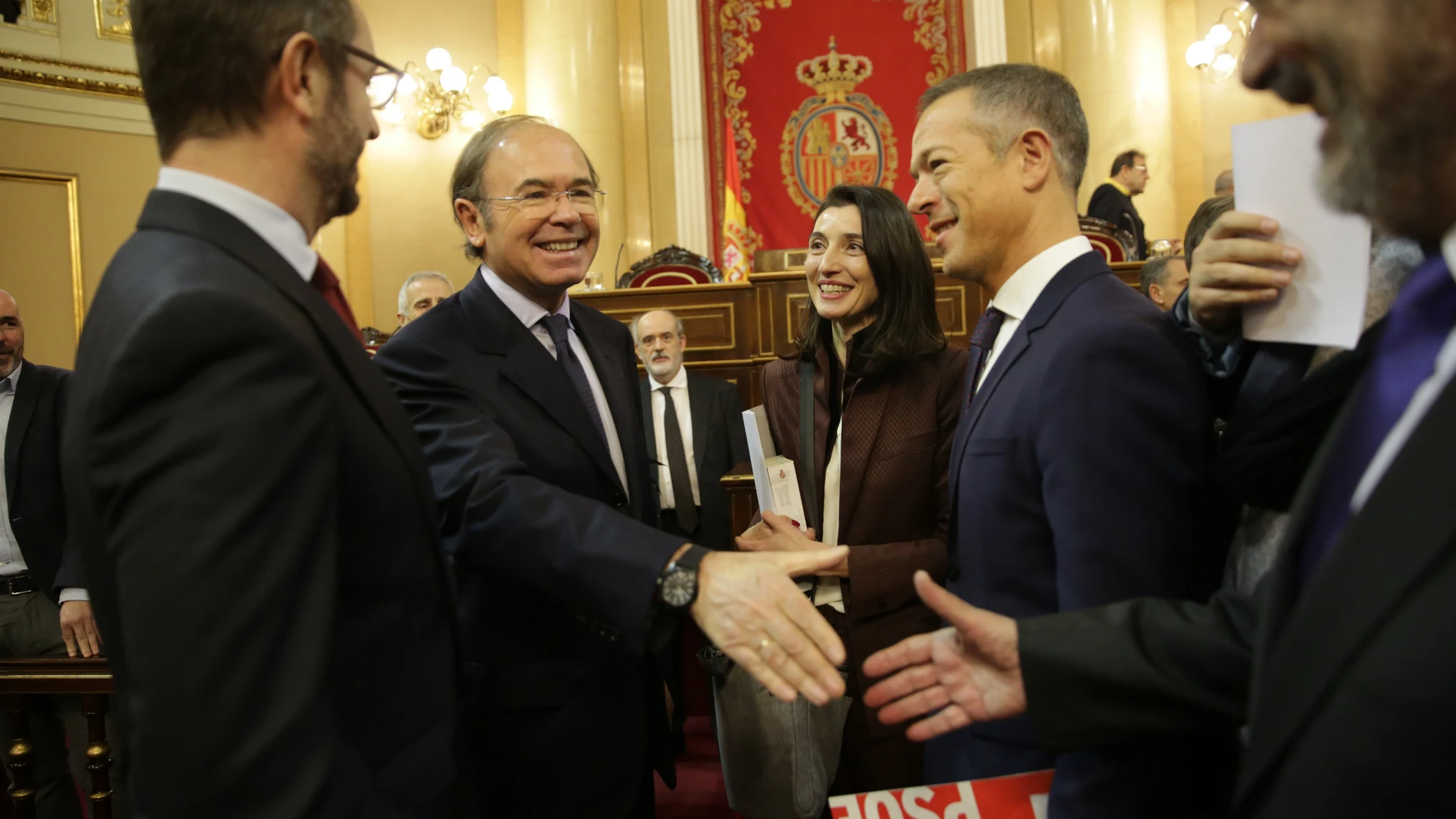 Pilar Llop y Ander Gil del Psoe son saludados por Pio Garcia Escudero y Javier Maroto del PP.