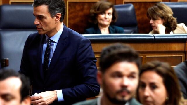 El presidente del Gobierno en funciones, Pedro Sánchez, y el portavoz de ERC, Gabriel Rufián, en el Congreso