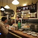 Ambiente a la hora del desayuno en un bar madrileño en una imagen de archivo.© C. PASTRANO.