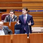 El presidente Fernández Mañueco interviene desde su escaño durante la sesión de control a su Gobierno, en el Pleno de las Cortes