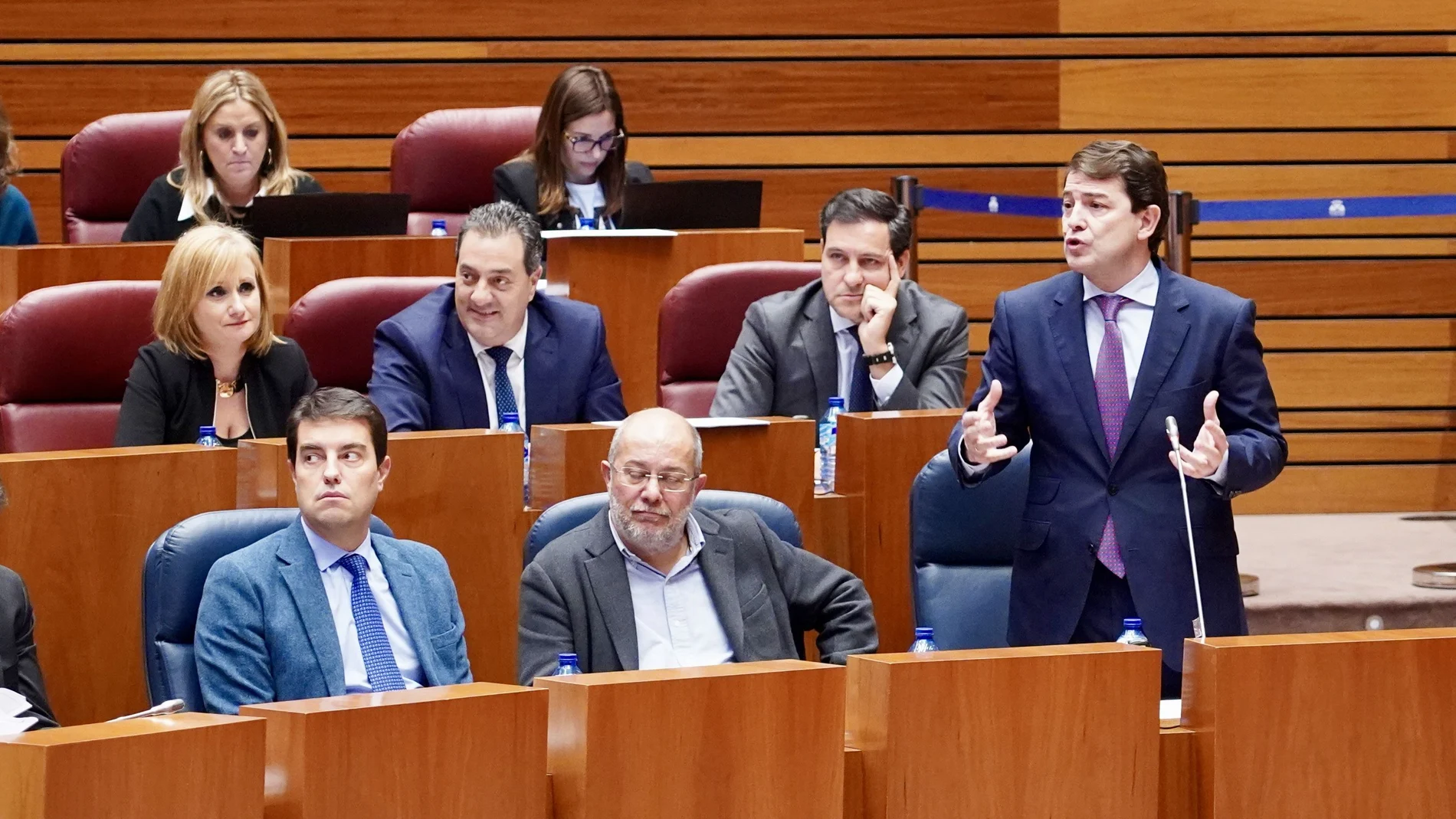 El presidente Fernández Mañueco interviene desde su escaño durante la sesión de control a su Gobierno, en el Pleno de las Cortes