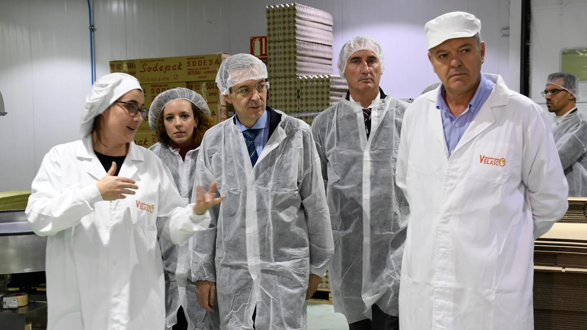 El consejero de Empleo e Industria, Germán Barrios, se reúne con empresarios de Segovia y visita la empresa Avícola Velasco
