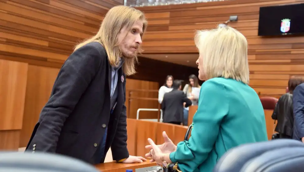 Pablo Fernández conversa con Varónica Casado en las Cortes